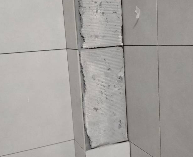 港北瓷砖空鼓维修公司分享下瓷砖施工前基层浇水润湿程度不足，可能导致以下问题